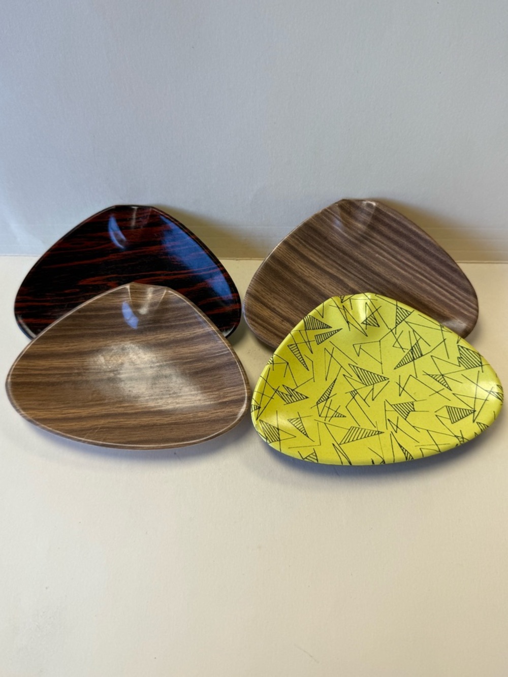 Vintage Mid-Century Modern Melamine Triangular Shaped Ashtray Set of 4. - Picture 2 of 7